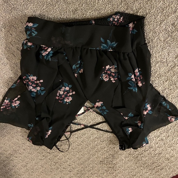 Code x Mode. Small. Cropped Floral Blouse. Tags - Picture 3 of 5